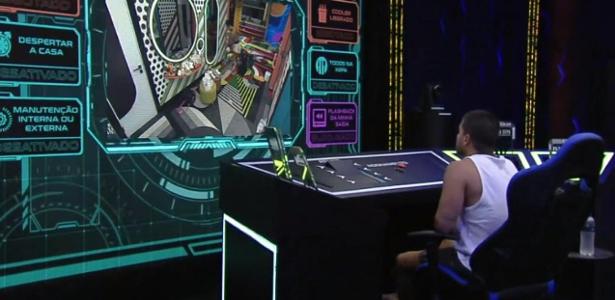 BBB 22: Arthur usa card para acordar brothers