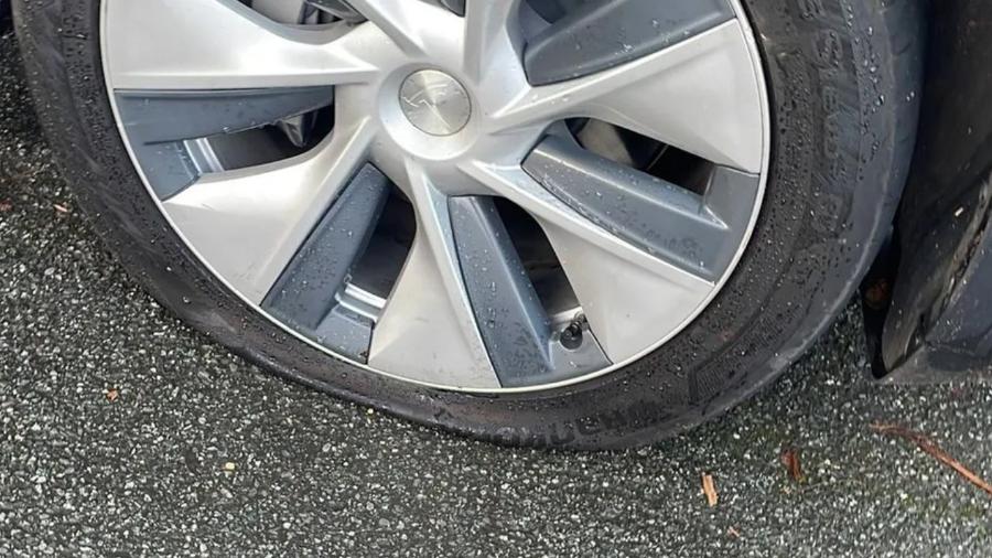 Ativistas esvaziam pneus de carros no Reino Unido