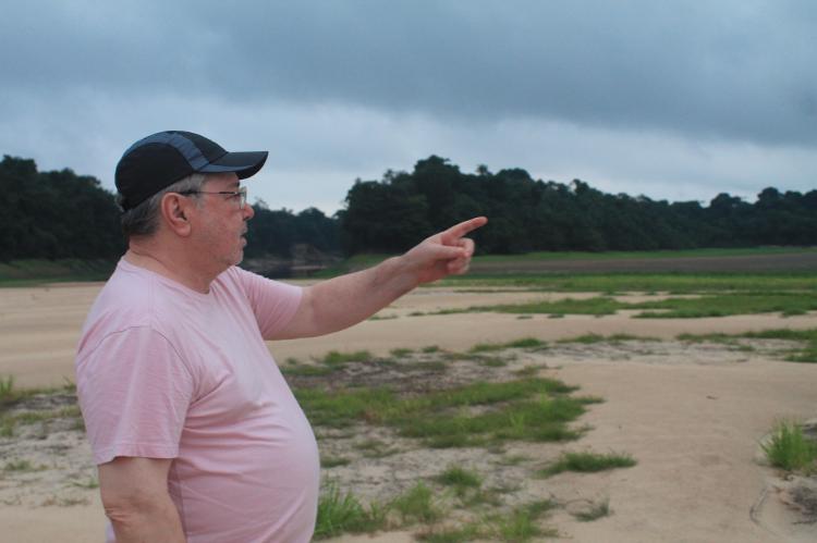 Adalberto Val avalia situação do Lago do Prato, em Anavilhanas (AM), durante seca histórica