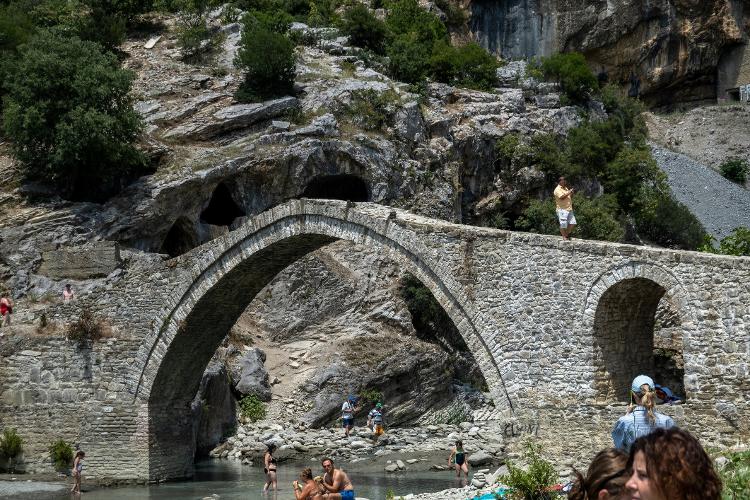 Antigas pontes de pedra cruzam o rio Vjosa, descoberto pelo lazer e ecoturismo