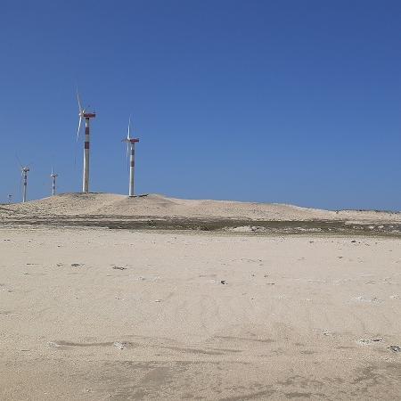 A turbina mais próxima fica a cerca de 200 metros das primeiras casas da vila de pescadores