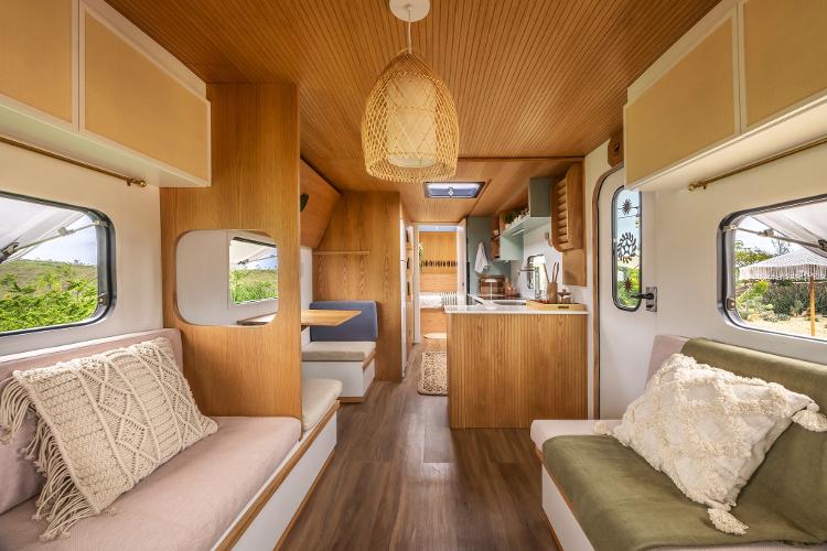 Interior do motorhome renovado de Bruno Gagliasso e Giovanna Ewbank em frente ao motorhome renovado