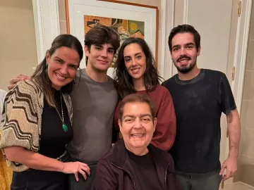 Faustão reaparece ao lado da esposa e dos filhos em fotos de Natal