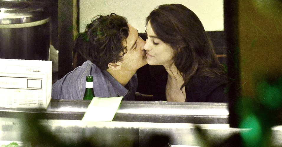 Orlando Bloom e Luisa Moraes se beijam em restaurante de Malibu
