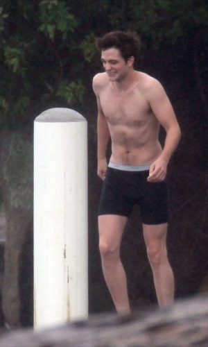 O galã de "Crepúsculo" Robert Pattinson não tem pudores na hora de dar um mergulho: quem precisa de roupa de banho com uma boxer preta dessas que vai quase até os joelhos?