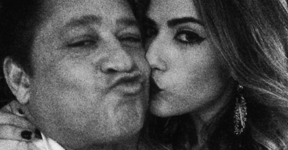 Jéssica Beatriz Costa dá um beijo carinhoso no pai Leonardo: "Sempre ao meu lado", escreveu a jovem no Instagram