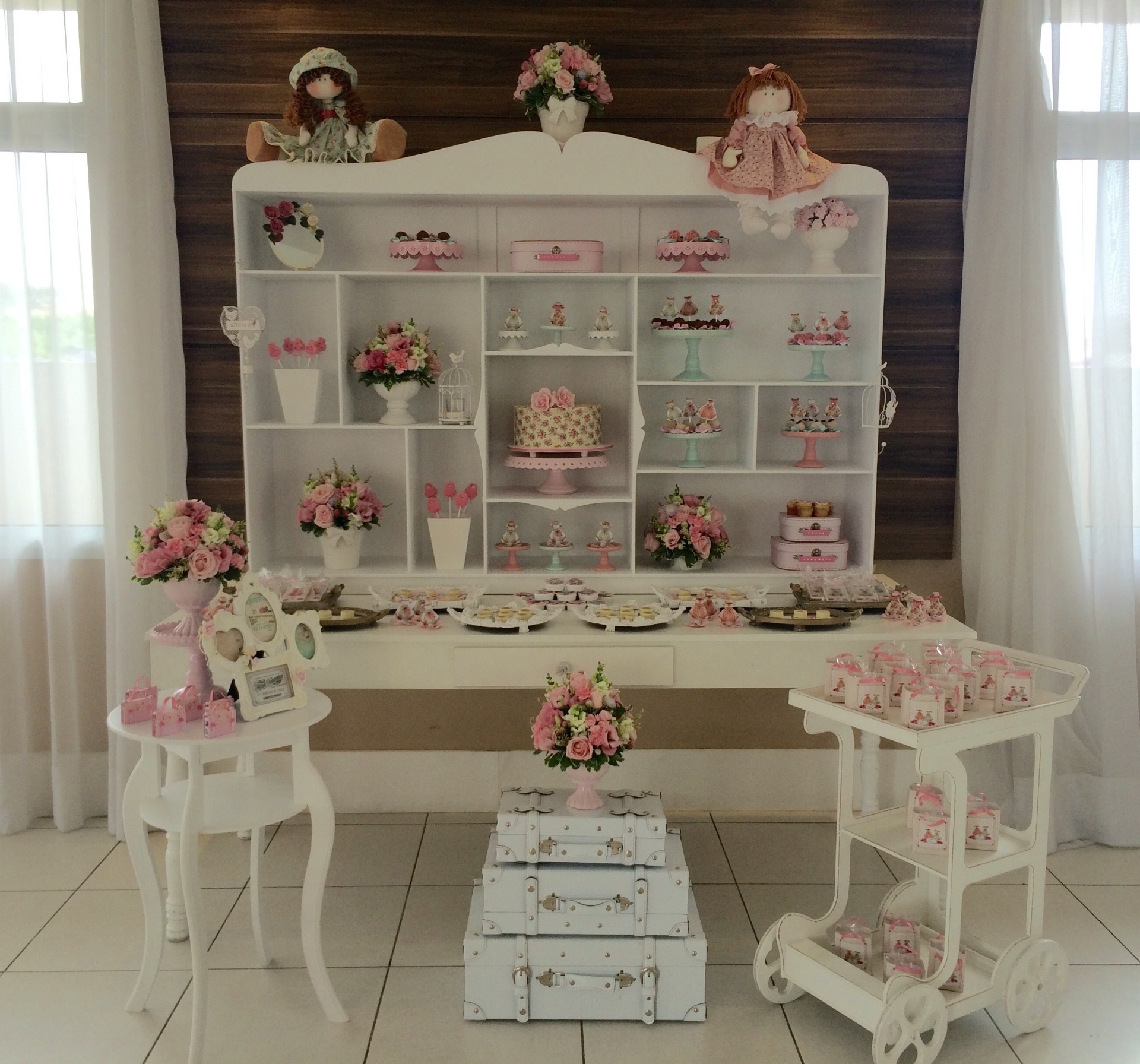A decoradora Dany Peres (www.danyperes.com.br) escolheu uma mesa branca que acompanha uma estante de fundo. A decoração provençal do tema bonecas trouxe o bolo na prateleira e os detalhes espalhados no ambiente. Uma mesinha e um carrinho serviram de apoio - Ingrid Carrara/Divulgação