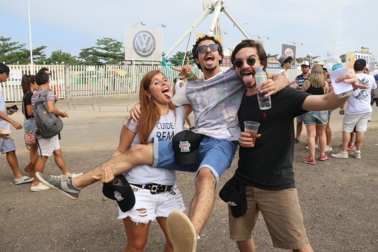 20.set.2015 - Com sol forte e quente, famílias nao desanimam, e fila é marcada por clima de festa, na entrada do terceiro dia do Rock in Rio 2015. Elton John e Rod Stewart são os principais nomes da noite, tocando no palco Mundo. - Zulmair Rocha/UOL