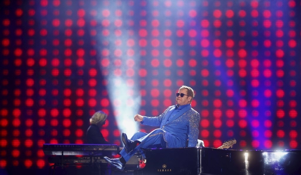 20.set.2015 - Elton John se apresenta no palco Mundo no terceiro dia do Rock in Rio 2015 - Ricardo Moraes/Reuters