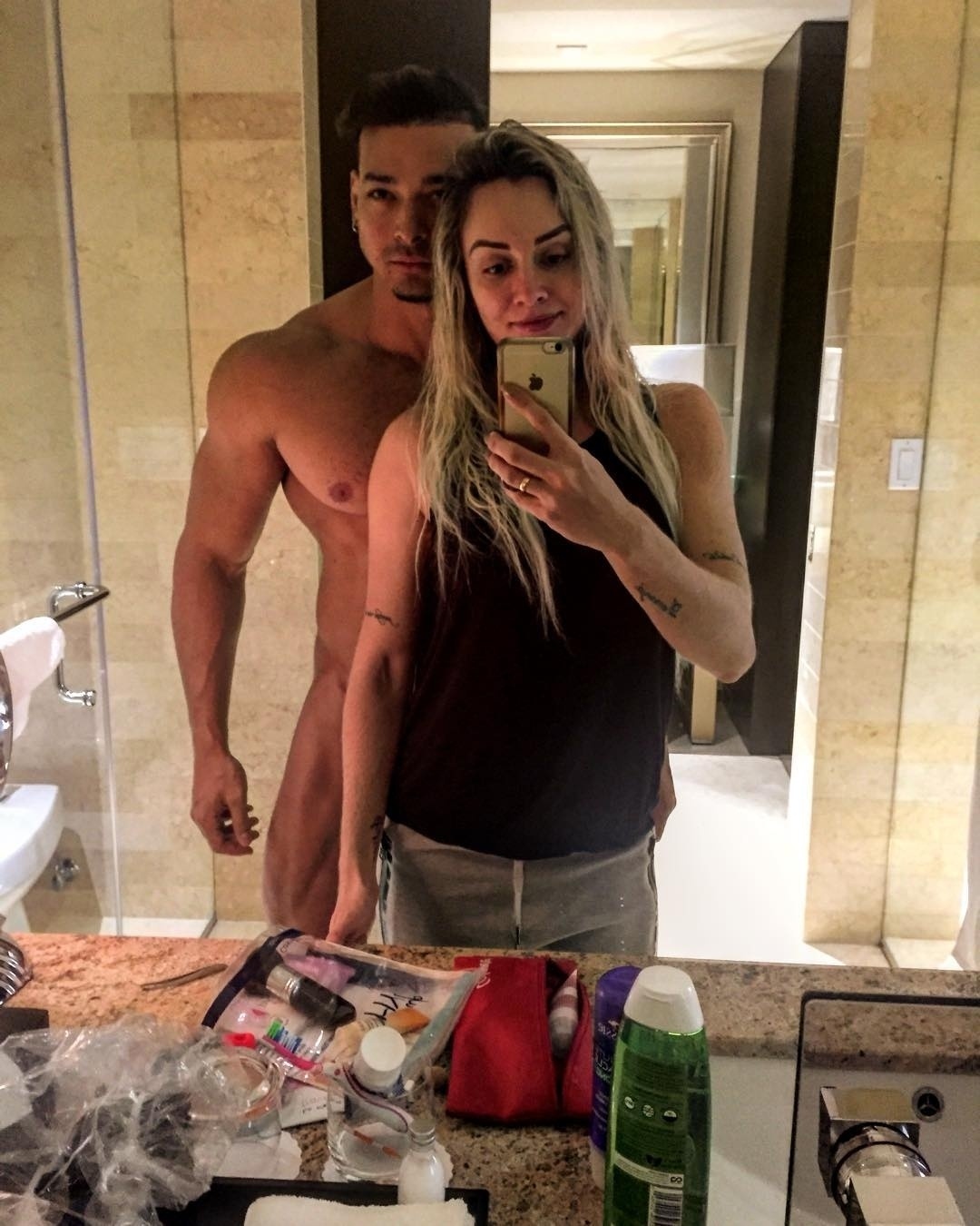 22.set.2015 -  A dois dias do casamento, Juju Salimeni posou com o noivo, Felipe Franco, nu - Reprodução/Instagram/fefrancooficial