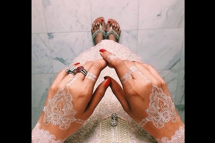 Tatuagem branca - Reprodução/Instagram @karma_flashtattoos