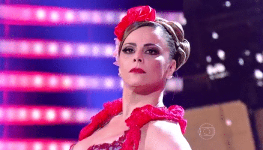 29.nov.2015 - Caracterizados e acompanhados por bailarinos profissionais, homens e mulheres dançaram o pasodoble, ritmo inspirado nas touradas espanholas. Surgiu no século 16, mas se popularizou mesmo somente a partir da década de 1920 - Reprodução/TV Globo