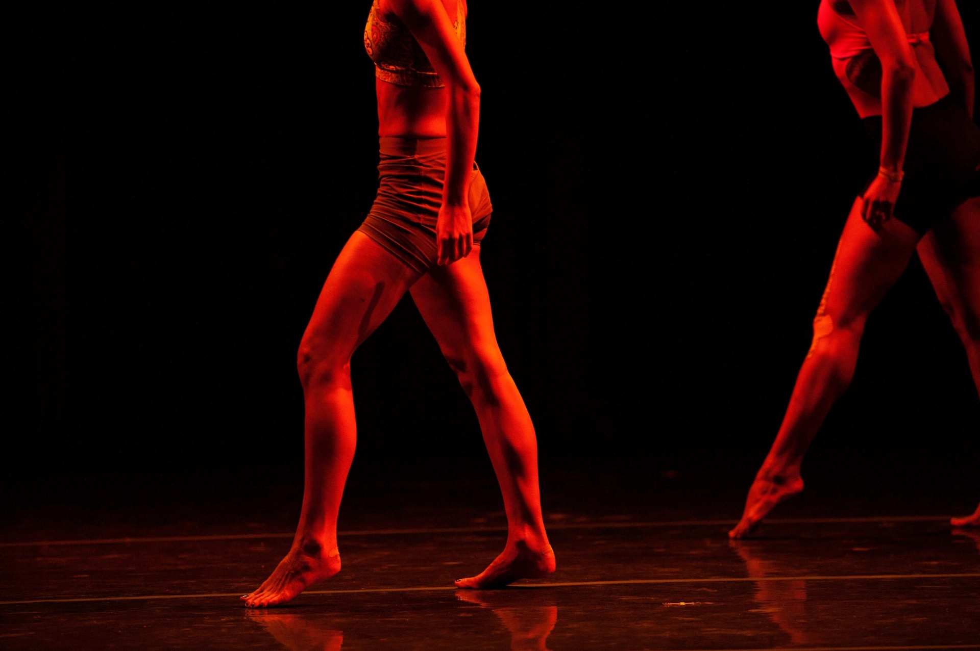 16.dez.2015 - Grupo Corpo ensaia as coreografias "Onqotô", com trilha sonora de Zé Miguel Wisnik e Caetano Veloso, e "Parabelo", de Wisnik e Tom Zé, para apresentações no Auditório Ibirapuera, de 17 a 20 de dezembro. Os ingressos já estão esgotados. As apresentações encerram a comemoração de 40 anos da companhia, que também é homenageada com a exposição Ocupação Grupo Corpo 40 anos, até 17 de janeiro de 2016, no Itaú Cultural. - Reinaldo Canato/UOL