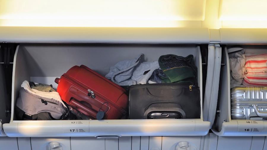 Empresas low cost passaram a cobrar para que passageiros usem bagageiros sobre poltronas de aviões - Getty Images