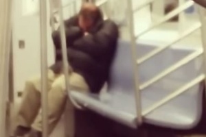 Vídeo: Rato sobe em passageiro sonolento em metrô de Nova York