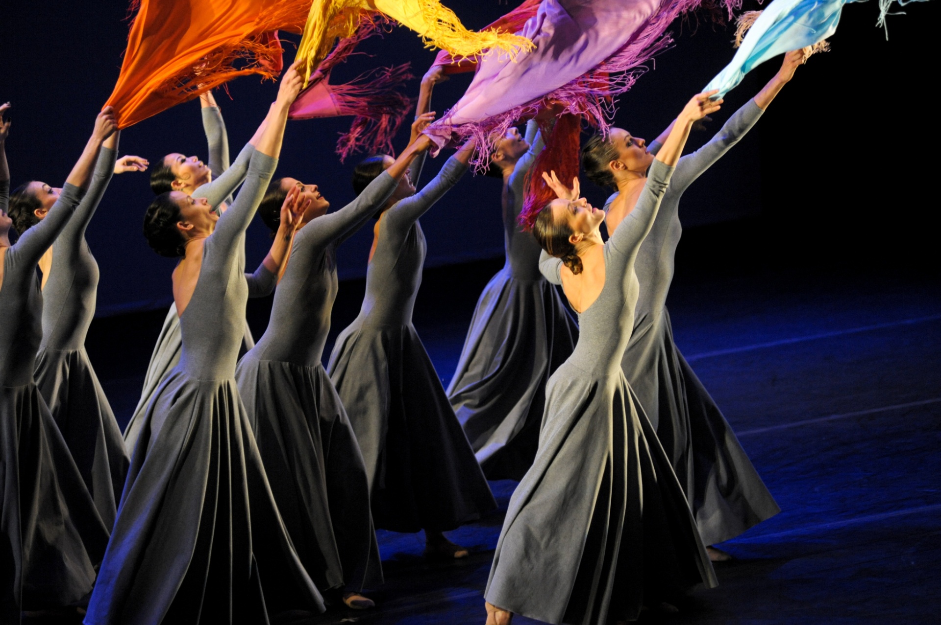 Balé da Cidade de São Paulo apresenta "Cantares", dança que faz referência ao universo feminino e hispânico - Sylvia Masini