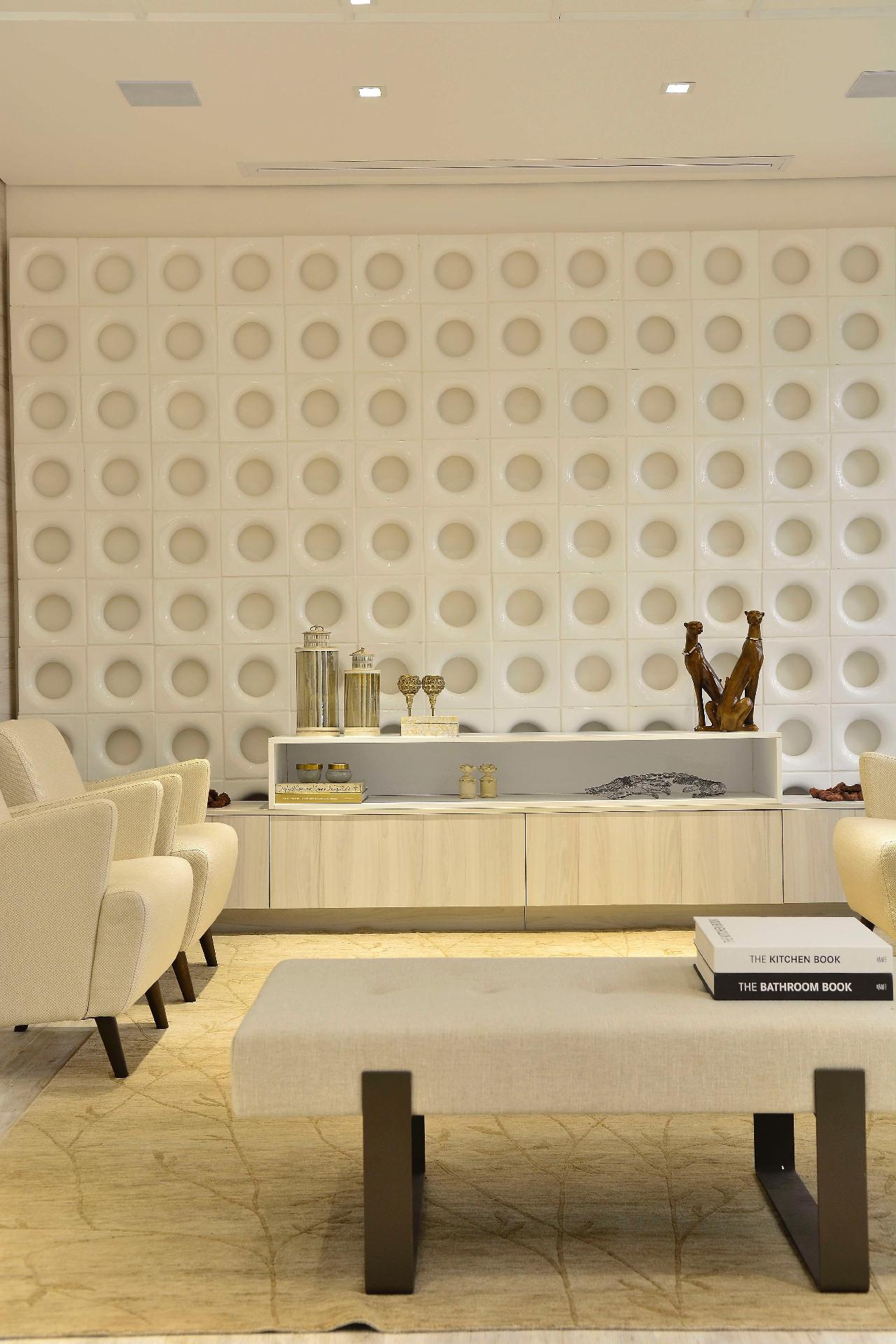 Os 74m² da Bilheteria Boas-Vindas, de Aclaene de Mello e Gabriela Ordahy, rementem aos espaços do norte europeu e, por causa das cores claras, oferece a sensação de amplitude. O amadeirado é suave e aparece pontualmente, deixando espaço para o protagonismo do painel formado por elementos cerâmicos vazados (ao fundo) - Eduardo Liotti/ Divulgação