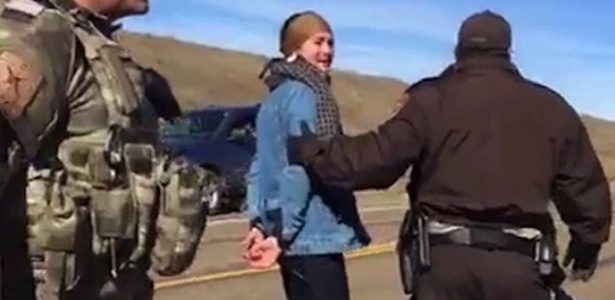 A atriz americana Shailene Woodley é levada por policiais após participar de protesto - Reprodução