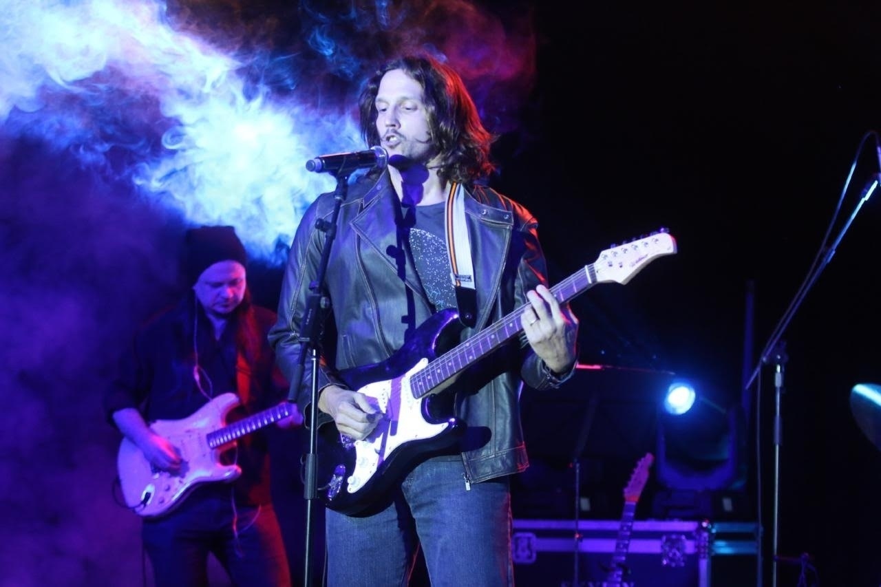 31.out.2016 - Vladimir Brichta, que interpreta o protagonista Gui Santiago, canta na festa de lançamento da novela "Rock Story" - AgNews