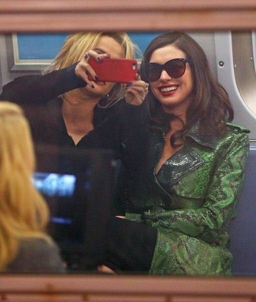 Helena Bonham Carter e Anne Hathaway gravam cenas de "Ocean's Eight" no metrô de Nova York - Reprodução