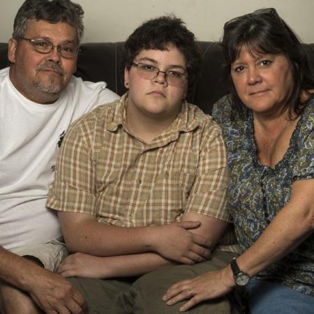 O garoto Gavin Grimm entre o pai David e a mãe Deirdre, na casa da família em Gloucester, Nova Jersey - Reprodução/Nikki Kahn/The Washington Post - Reprodução/Nikki Kahn/The Washington Post