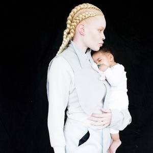 A modelo Diandra Forrest com a filha, Rain