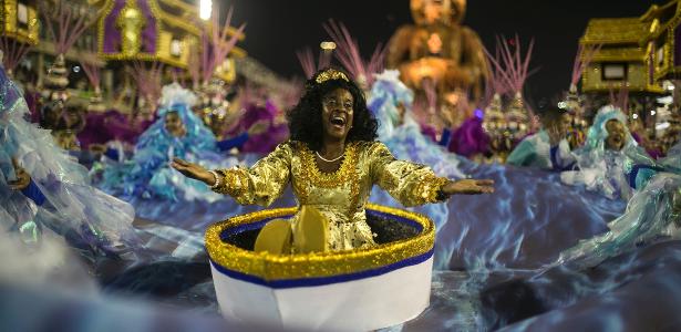 27.fev.2017 - Maior campeã do Carnaval carioca, com 21 campeonatos, a Portela desfila - Bruna Prado/UOL