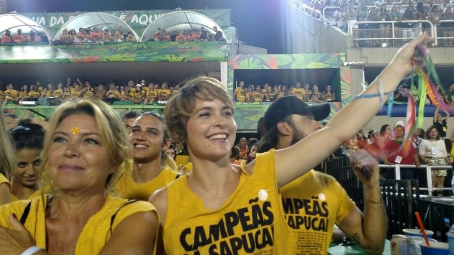 Claudia Abreu chamou atenção pela animação em camarote da Marquês de Sapucaí, no Rio, no desfile das campeãs - Ana Cora Lima/UOL