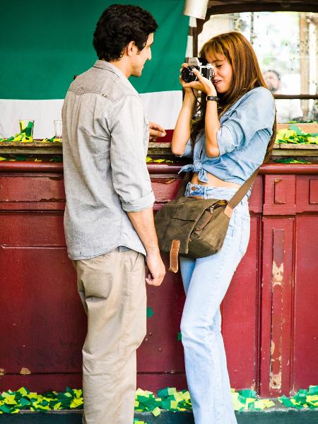 Alice (Sophie Charlotte) conhece Renato (Renato Góes) em "Os Dias Eram Assim" - Sergio Zalis/TV Globo - Sergio Zalis/TV Globo