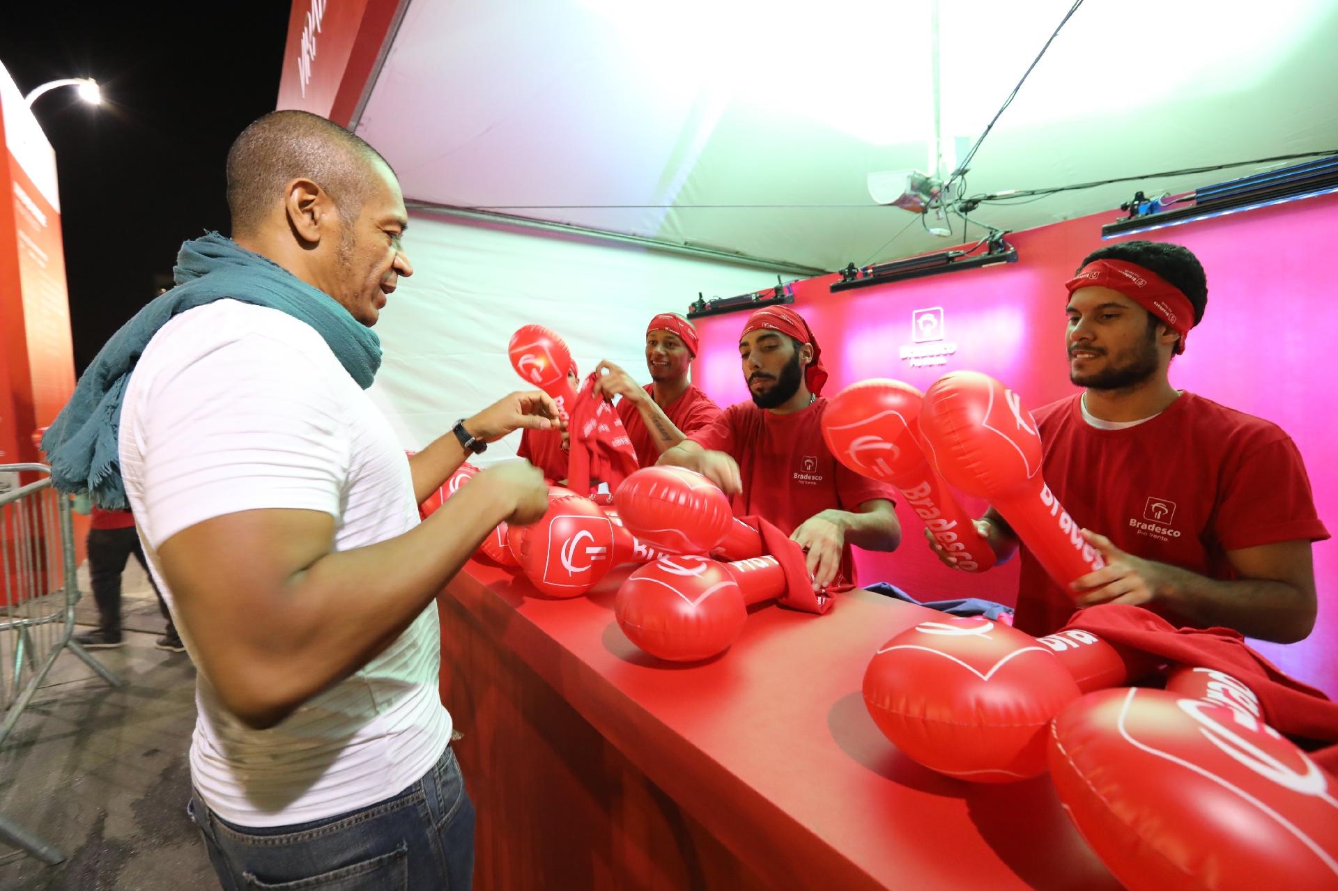 Público ganha brindes infláveis do patrocinador da Virada Cultural 2017 - Simon Plestenjak/UOL