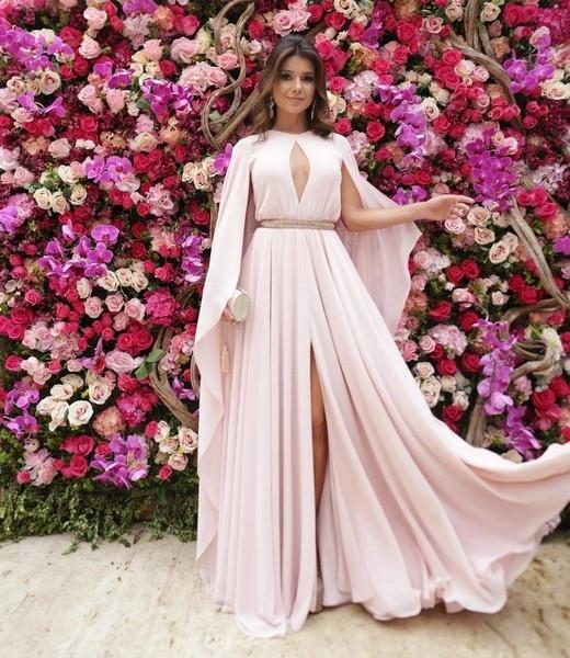 Uma das madrinhas da noiva, Paula Fernandes chegou cedo à mansão da família Negrão, em Campinas, onde será realizado casamento de Marina Ruy Barbosa e Xande Negrão. Antes de entrar, Paula abriu o vidro do carro e falou com a imprensa no portão do local da festa: "Estou feliz, meus amores! Ela (Marina) é uma diva" - Reprodução/Instagram