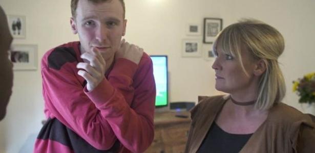 Os pais de Cameron estão procurando um lugar perto de casa para o filho, de 19 anos, receber cuidados especiais - BBC - BBC