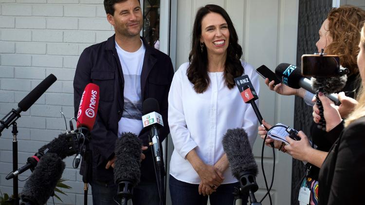 A premiê neo-zelandesa Jacinda Ardern e seu marido Clarke Gayford anunciam gravidez - AFP - AFP