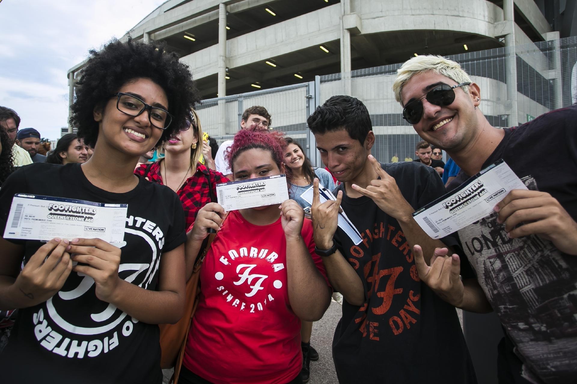 Antes dos shows começarem,os fãs exibiam orgulhosos os ingressos na porta de entrada do Maracanã. As duas apresentações, chamadas também de turnês, na verdade, trata-se de um encontro épico de Foo Fighters e Queens of the Stone Age no Rio - Bruna Prado/UOL