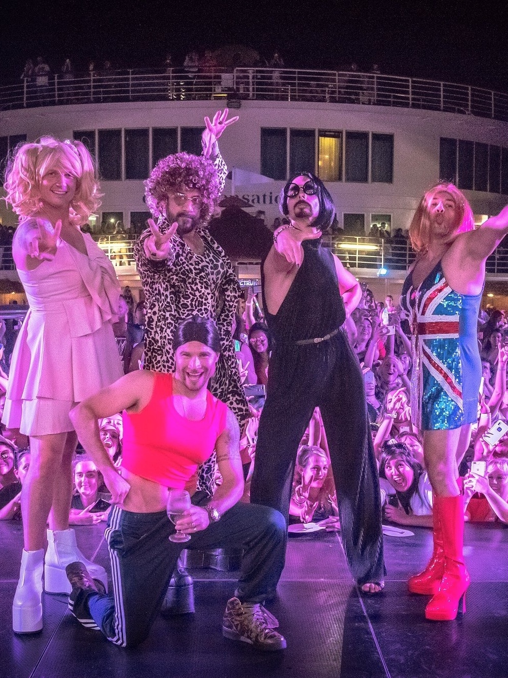 Em cruzeiro, Backstreet Boys se apresentam como Spice Girls: 