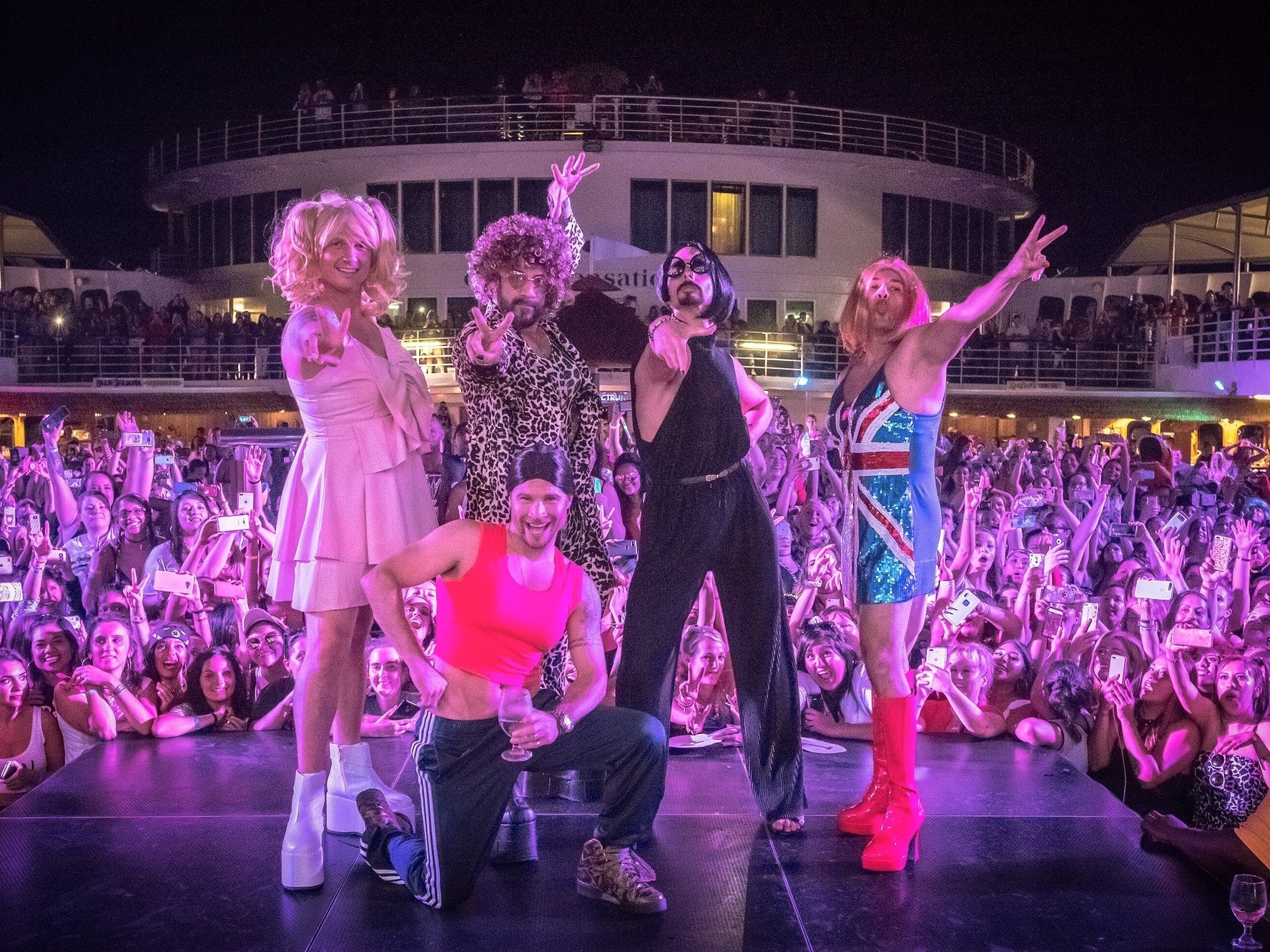 Em cruzeiro, Backstreet Boys se apresentam como Spice Girls: 