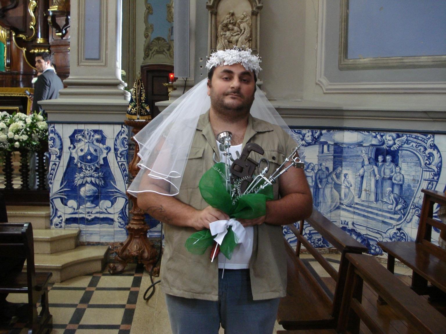 Liéser Touma apareceu em praticamente todos os canais. Afinal, já fez mais de 200 comerciais para televisão. Já foi ET para a programadora Sky, ladrão em um anúncio de televisor da Samsung e encanador para a linha de produtos para instalações hidráulicas Tigre. Neste, o ator foi "noivo" de um casal que usou outra marca e "conviverá" para sempre com ele. - Reprodução/Facebook