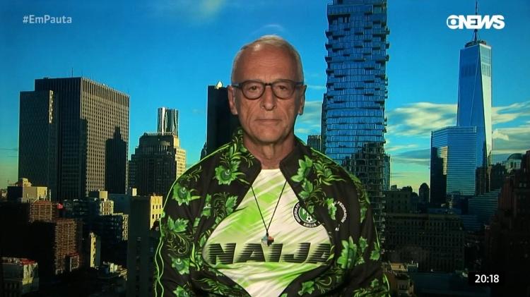 Jorge Pontual usa uniforme da Nigéria - Reprodução/GloboNews - Reprodução/GloboNews