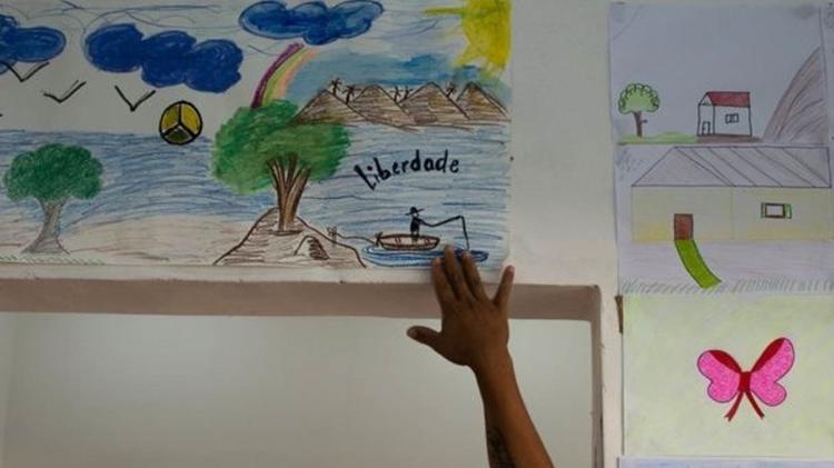 Na cooperativa, as presas têm aulas de desenho, artesanato, costura e design - BBC News Brasil - BBC News Brasil