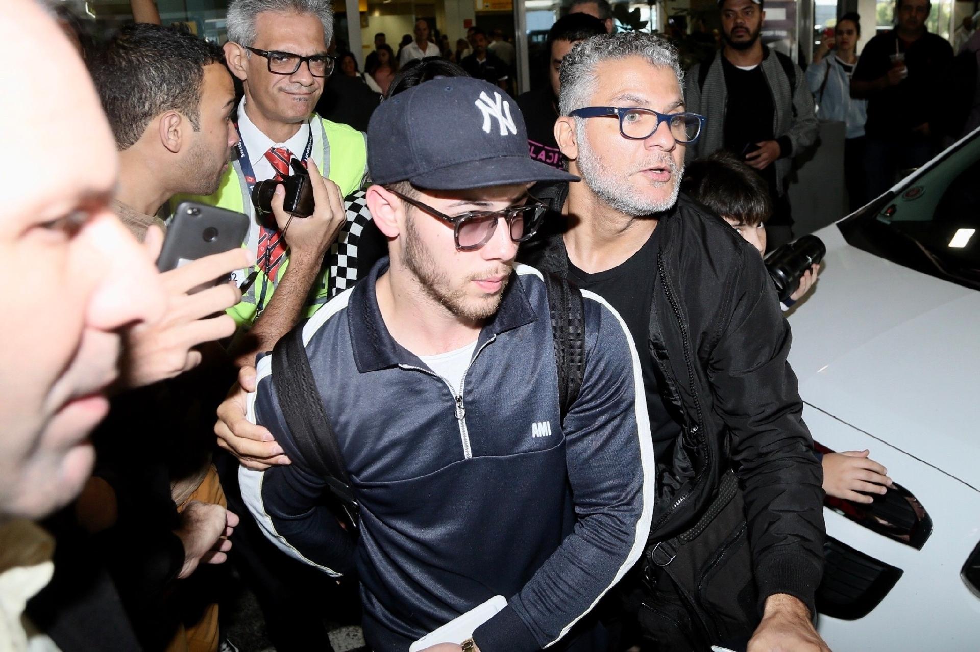 O cantor Nick Jonas, que se apresenta no VillaMix Festival Goiânia no sábado (30), desembarca no aeroporto de Guarulhos acompanhado da namorada, a atriz Pryanka Chopra - Manuela Scarpa/Brazil News