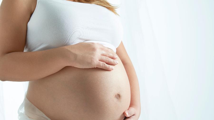 Mãe engravida de trigêmeos com sete anos de diferença - iStock