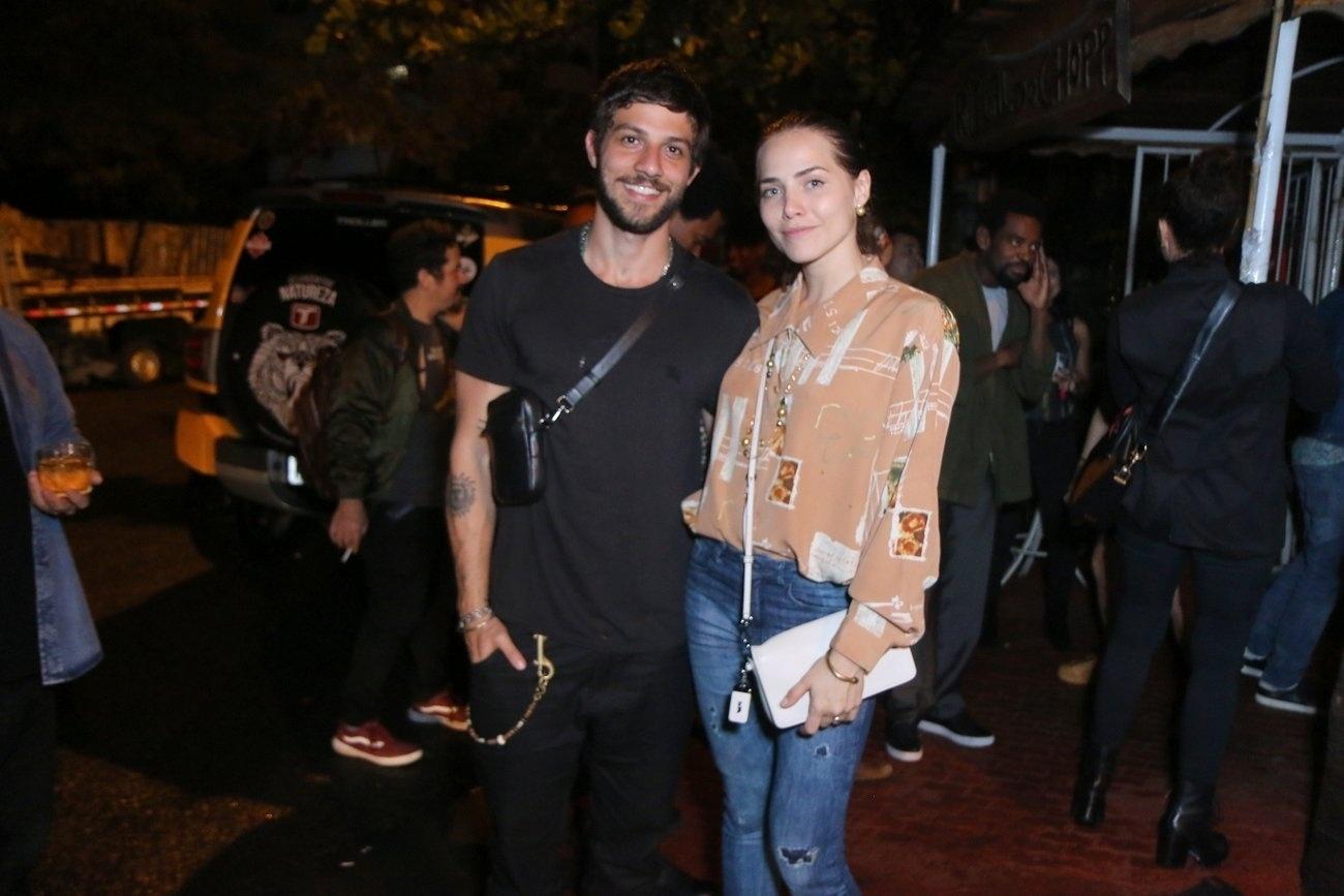 Chay Suede e Letícia Colin, que formaram par romântico em "Segundo Sol", se reúnem com colegas do elenco na festa de despedida da novela - Daniel Pinheiro/AgNews