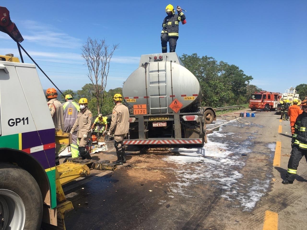Bombeiros controlam vazamento de etanol na BR-040 após caminhão-tanque se envolver em acidente com outros dois veículos, entre eles o ônibus da cantora Yasmin Santos - Divulgação/PRF