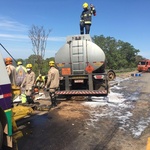 Bombeiros controlam vazamento de etanol na BR-040 após caminhão-tanque se envolver em acidente com outros dois veículos, entre eles o ônibus da cantora Yasmin Santos - Divulgação/PRF