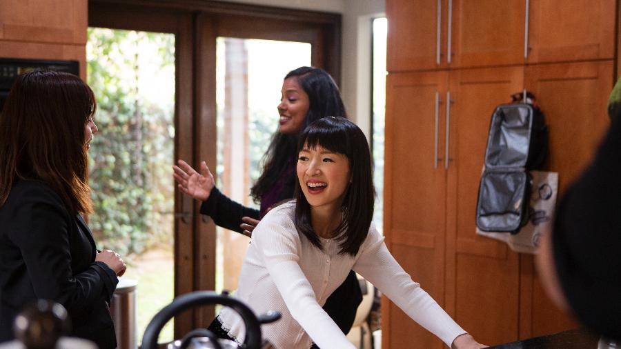 A guru japonesa da organização Marie Kondo em cena da série "Oredm na Casa com Marie Kondo" - Denise Crew/Netflix