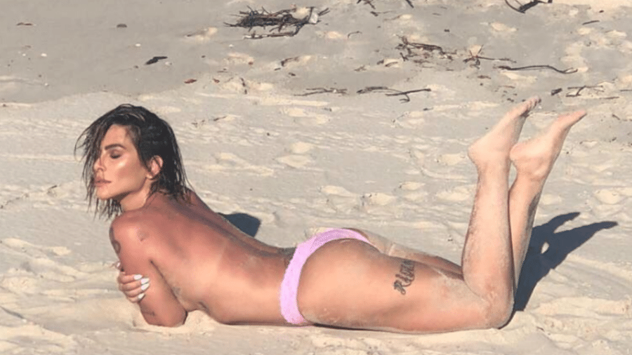 Cleo sensualiza na praia - Reprodução/Instagram