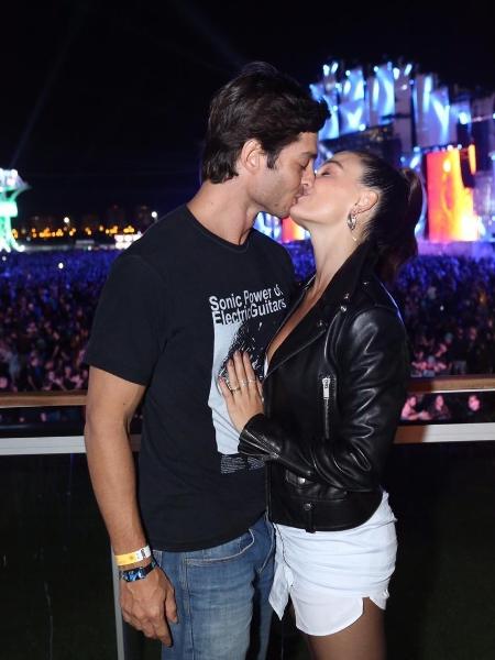 Isis Valverde e o marido, André Resende, se beijam no quinto dia de Rock in Rio - Reginaldo Teixeira/ CS Eventos/ Divulgação