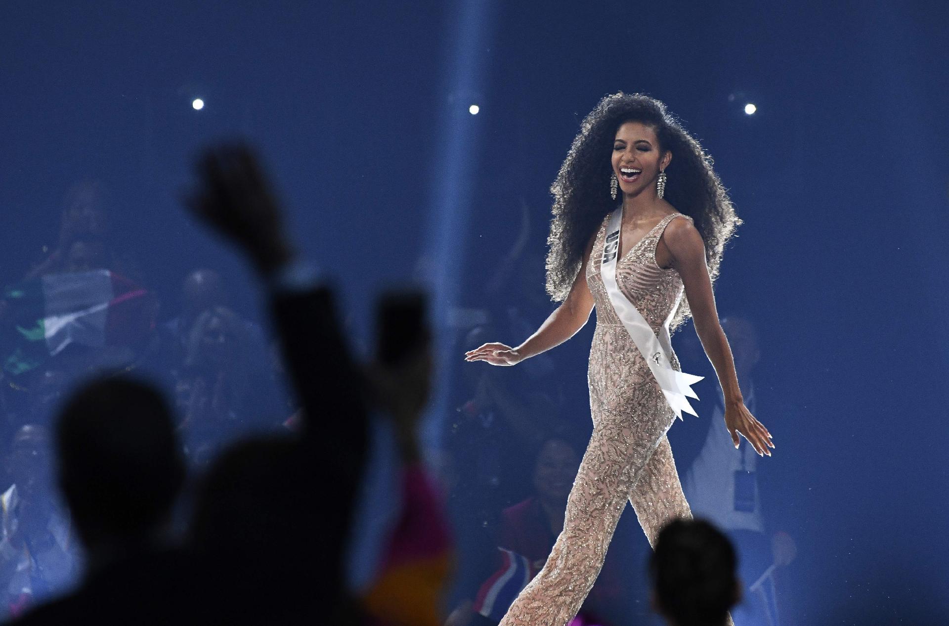 Em casa, a Miss Estados Unidos desfila no Miss Universo - VALERIE MACON / AFP