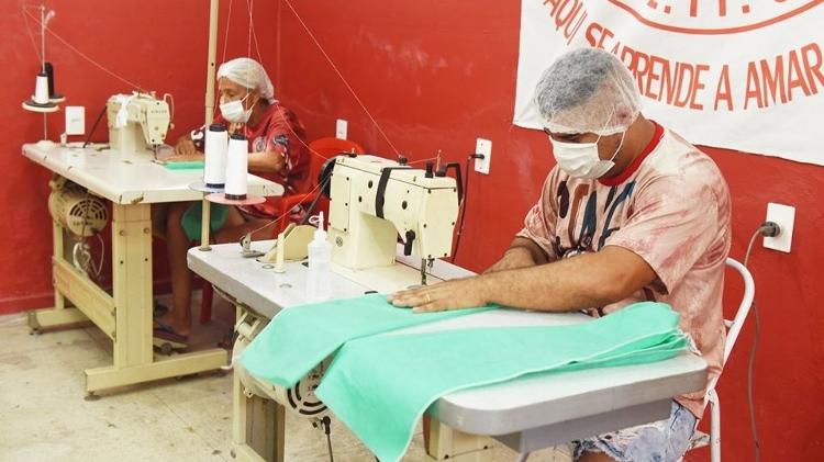No ateliê da Unidos de Padre Miguel a produção agora é de máscaras e capotes cirúrgicos - Reprodução/Unidos de Padre Miguel