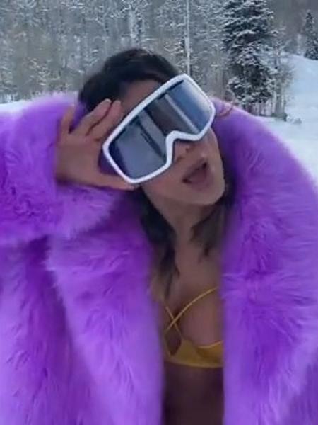Anitta esquia de biquíni e casaco em bastidores de clipe: "Prontos?" - Reprodução/Instagram